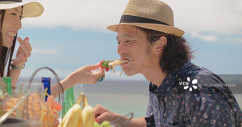 在户外用餐的年轻人图片素材