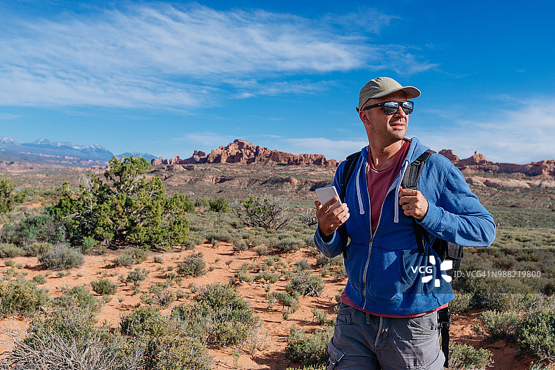 背着背包去徒步的男人图片素材