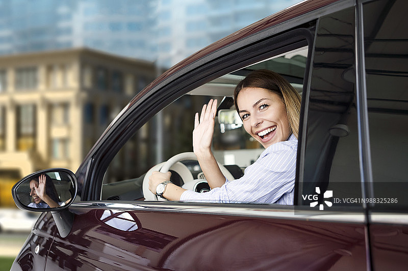 年轻女人买车图片素材