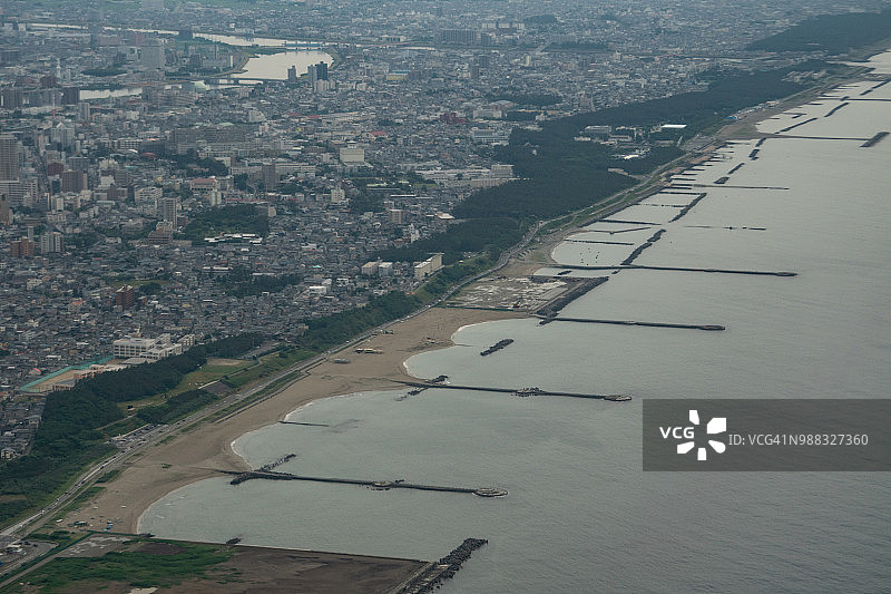日落时分飞机航拍日本新潟市图片素材