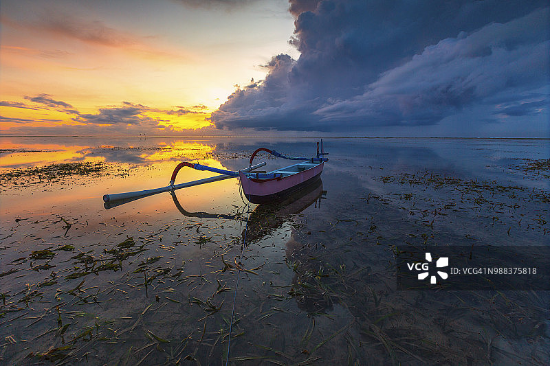 印度尼西亚沙努尔海滩的船只图片素材