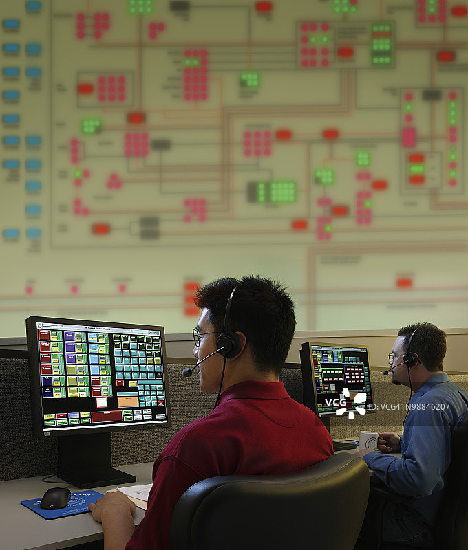 在水处理厂控制室工作的男人图片素材