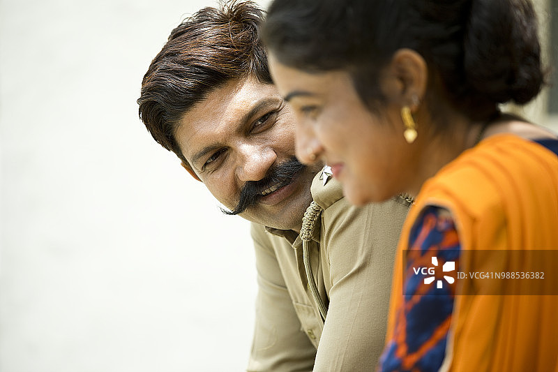 户外交谈的情侣图片素材