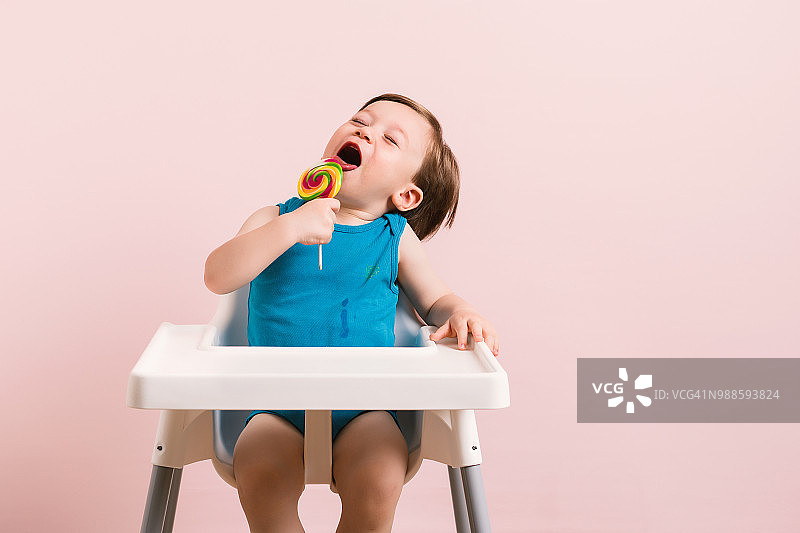 宝宝在吃棒棒糖图片素材