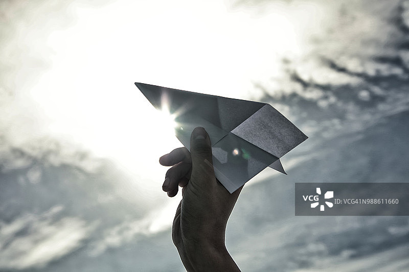 手持纸飞机的女人图片素材