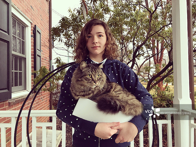 女孩抱着鞋盒里的猫图片素材