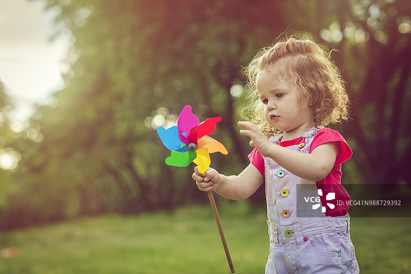 可爱的女宝宝在公园里享受夏天图片素材