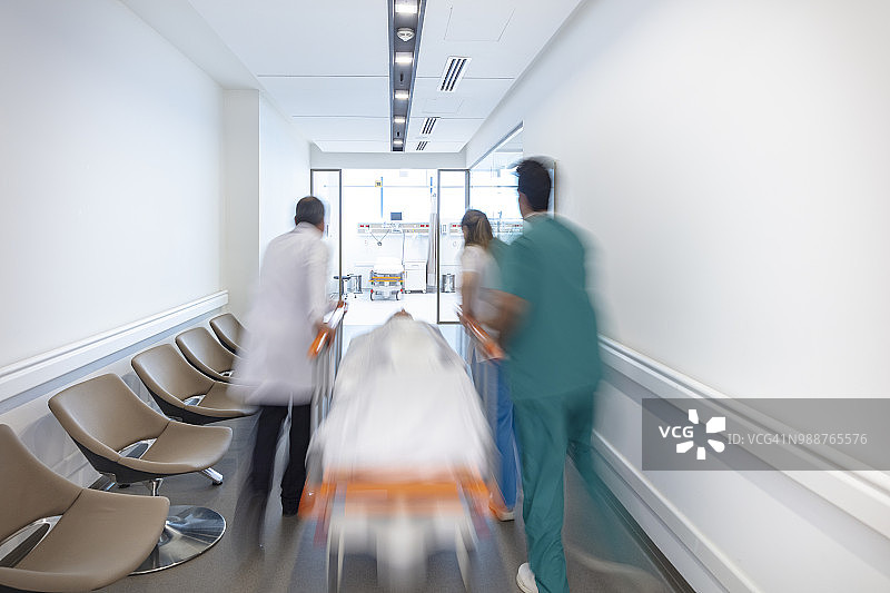 医生用轮椅送病人图片素材