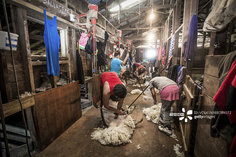 人们在市场上买衣服图片素材
