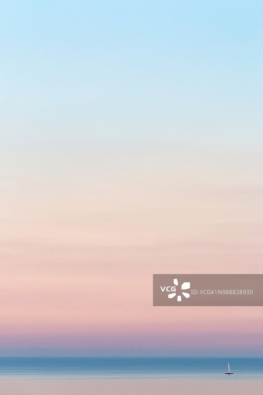 地中海日落时分的帆船图片素材