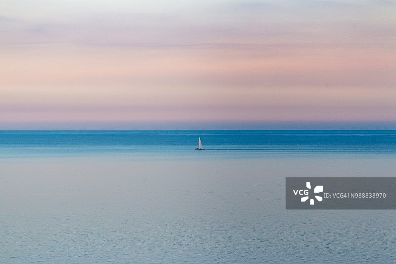 地中海日落时分的帆船图片素材