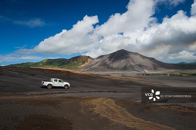 在沙漠中行驶的皮卡车图片素材