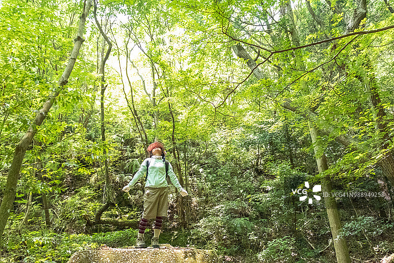 徒步旅行的日本年长女性图片素材