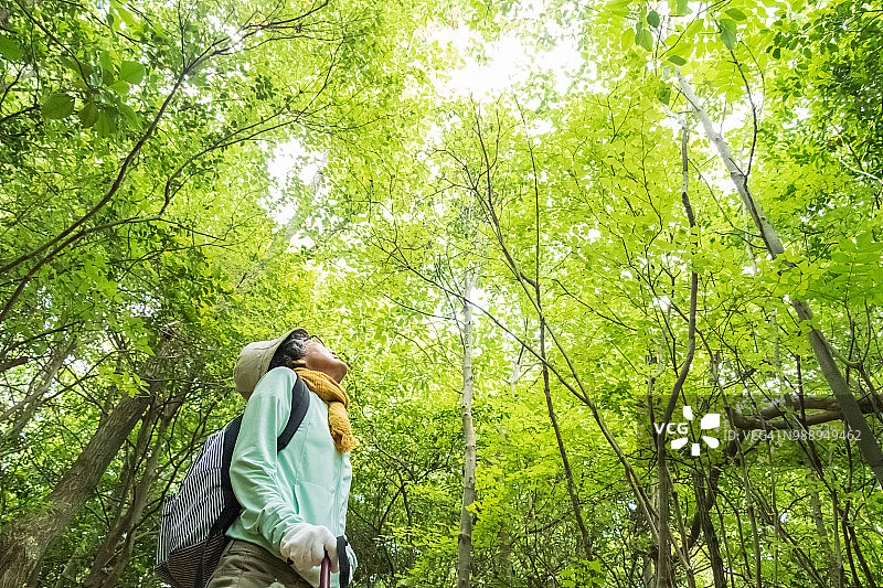 徒步旅行的日本年长女性图片素材