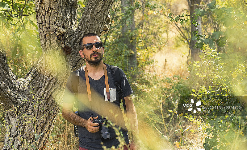 在森林中行走的摄影师图片素材