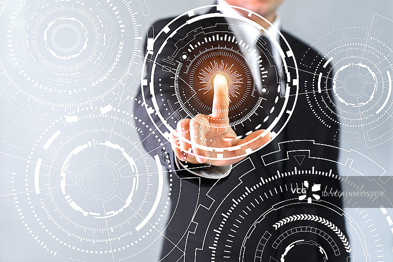 商业、互联网和技术概念：在虚拟屏幕上选择齿轮图标图片素材