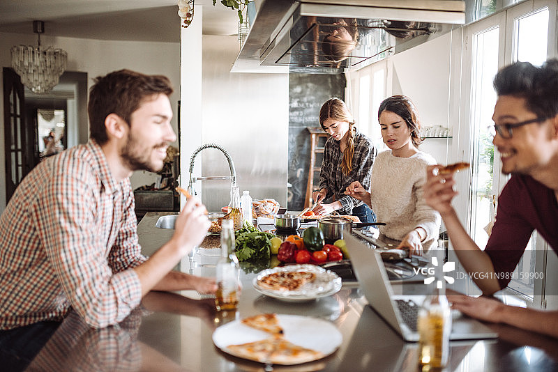在家享用快乐套餐图片素材