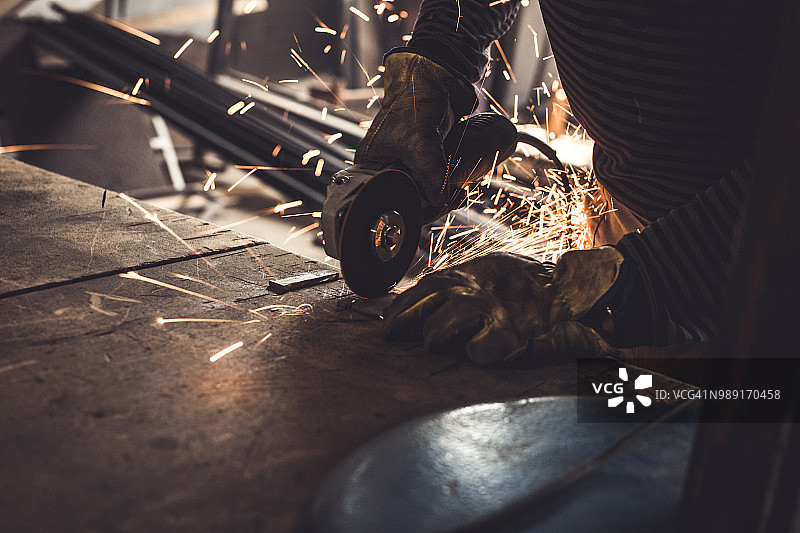 金属工人用电锯切割金属特写图片素材