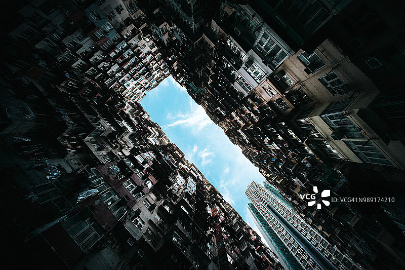 高密度传统居民区与现代高楼大厦图片素材