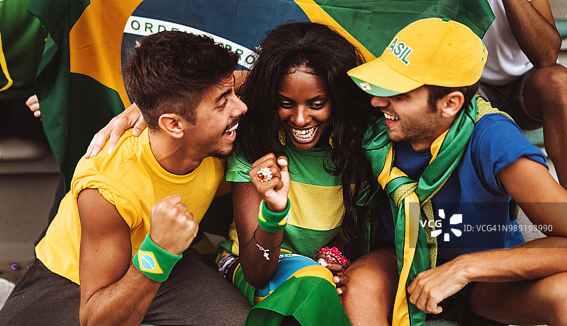 巴西球迷在体育场愉快玩耍图片素材