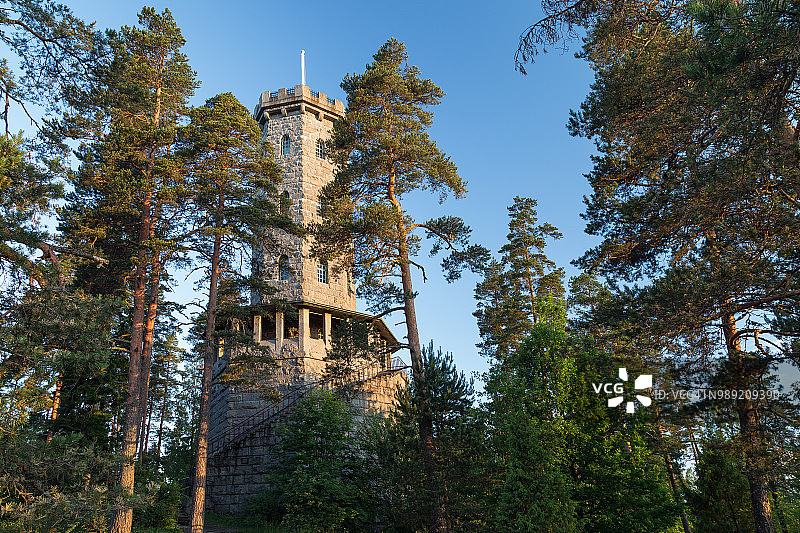 芬兰海门林纳奥兰科自然保护区瞭望塔和树木图片素材