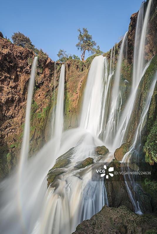 乌祖德瀑布群，位于摩洛哥阿济拉勒省中部阿特拉斯山的提萨赫特河上图片素材