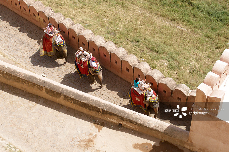 在印度拉贾斯坦邦斋浦尔的琥珀堡外墙上骑行的大象图片素材