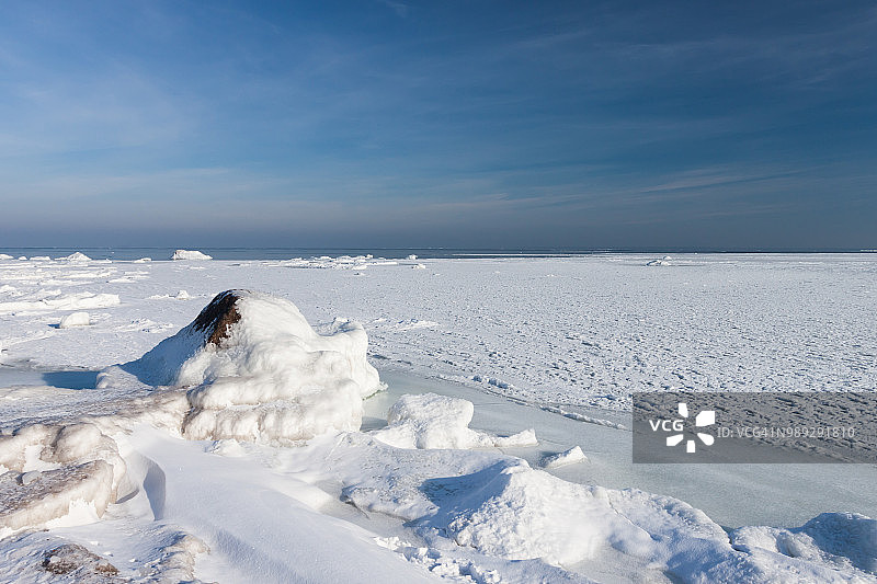 结冰的波罗的海与岩石图片素材