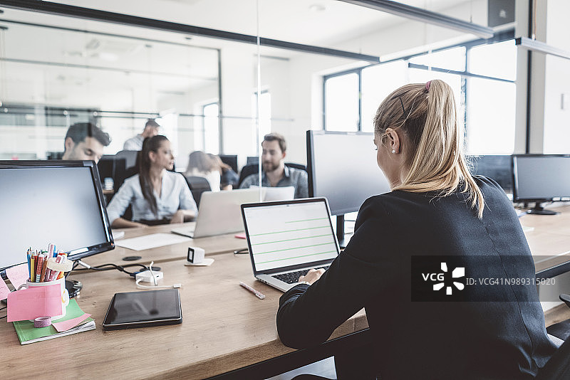 使用笔记本电脑的白人女商人图片素材