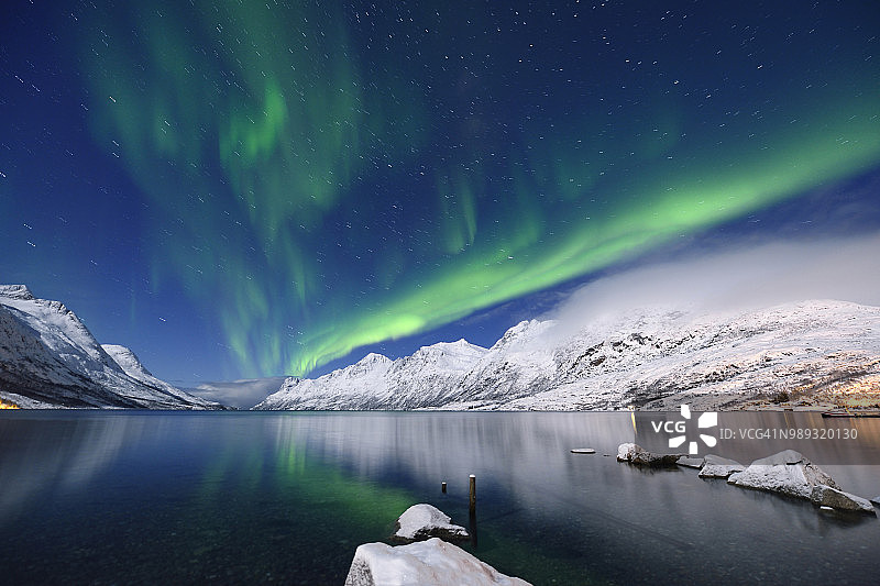 挪威特罗姆瑟Jokulsarlon湾的绿色北极光图片素材