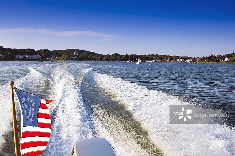 缅因州达马里斯科塔河沿岸的夏季休闲划船活动图片素材
