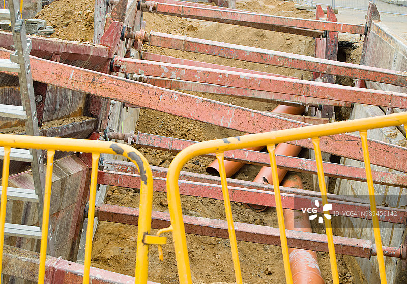 街道人性化改造：管道金属框架图片素材