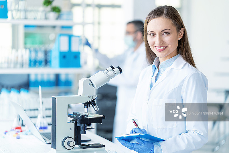 在实验室里的女科学家肖像图片素材