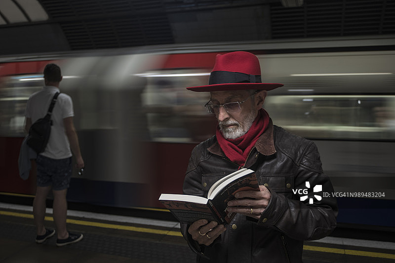 戴红色帽子的通勤男子图片素材