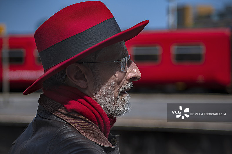 戴红色帽子的通勤男子图片素材