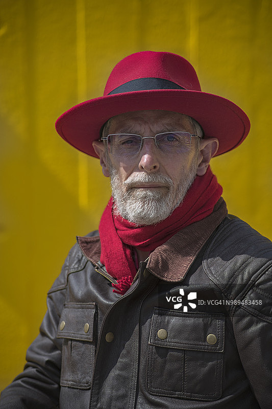 戴红色帽子的通勤男子图片素材