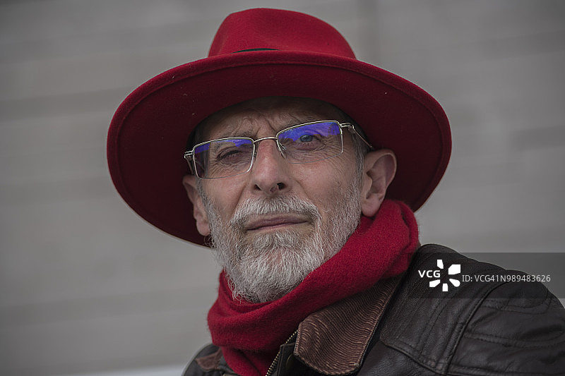 戴红色帽子的通勤男子图片素材