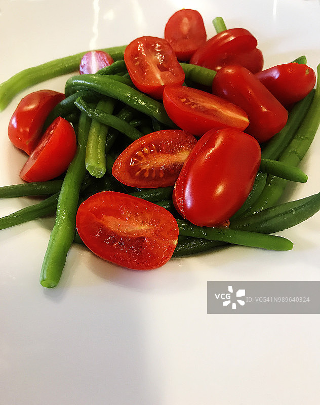 西红柿和豆荚制成的开胃菜，健康美味的静物图片素材