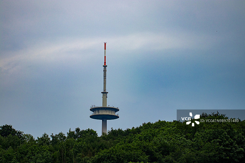 德国森林山丘上的电视塔图片素材
