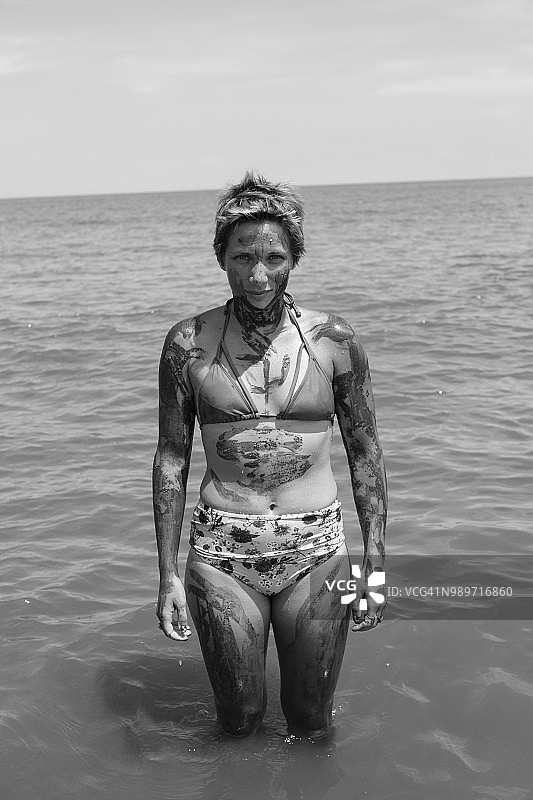 站在水中的严肃女人图片素材