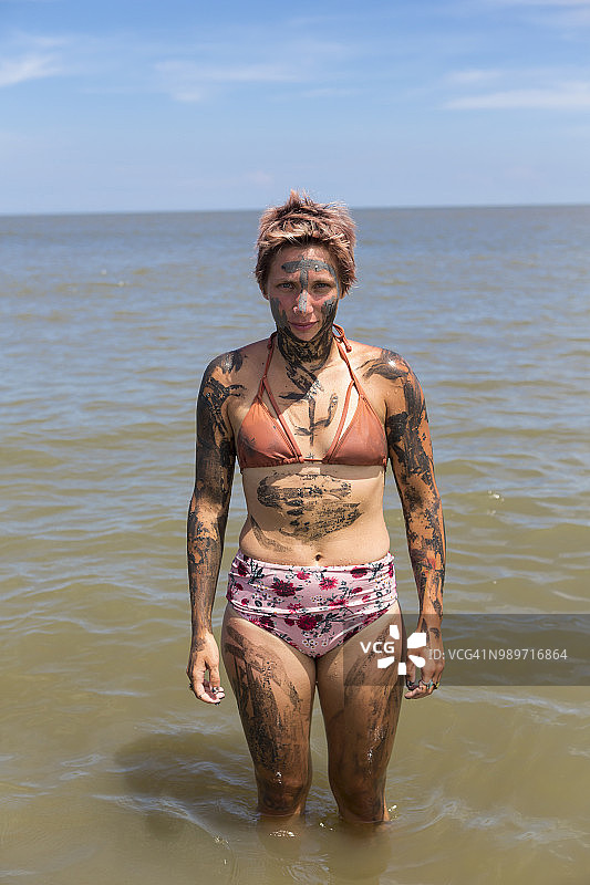 站在水中的严肃女人图片素材