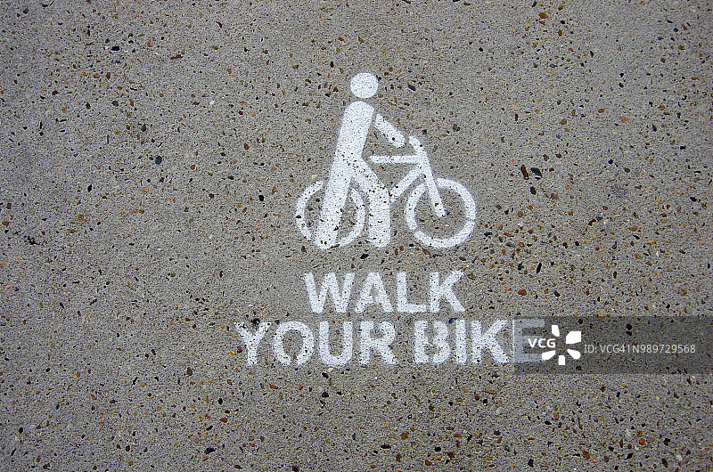人行道上的遛自行车标志图片素材