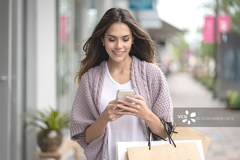 用手机发短信的美丽女人图片素材