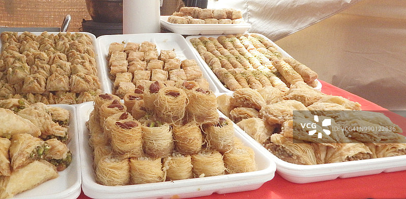 街边商店里的蛋白酥皮点心图片素材