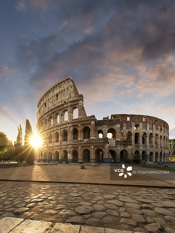 阳光穿过罗马斗兽场图片素材