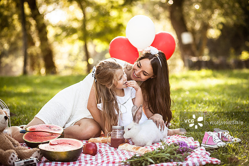 年轻的母亲和她的女儿在野餐图片素材