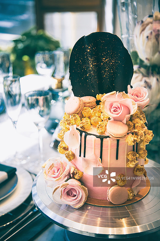 蛋糕架上的自制黑森林蛋糕图片素材