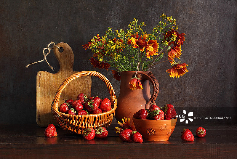 装满草莓的柳条筐图片素材