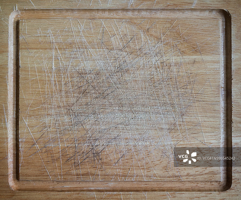 带切割痕迹的旧木砧板全画幅背景图片素材