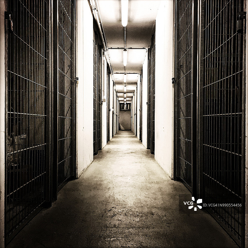 看起来像监狱的地窖走廊图片素材